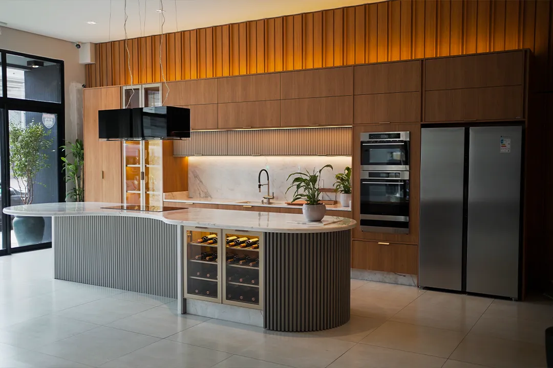 Cozinha planejada de alto padrão com adega integrada