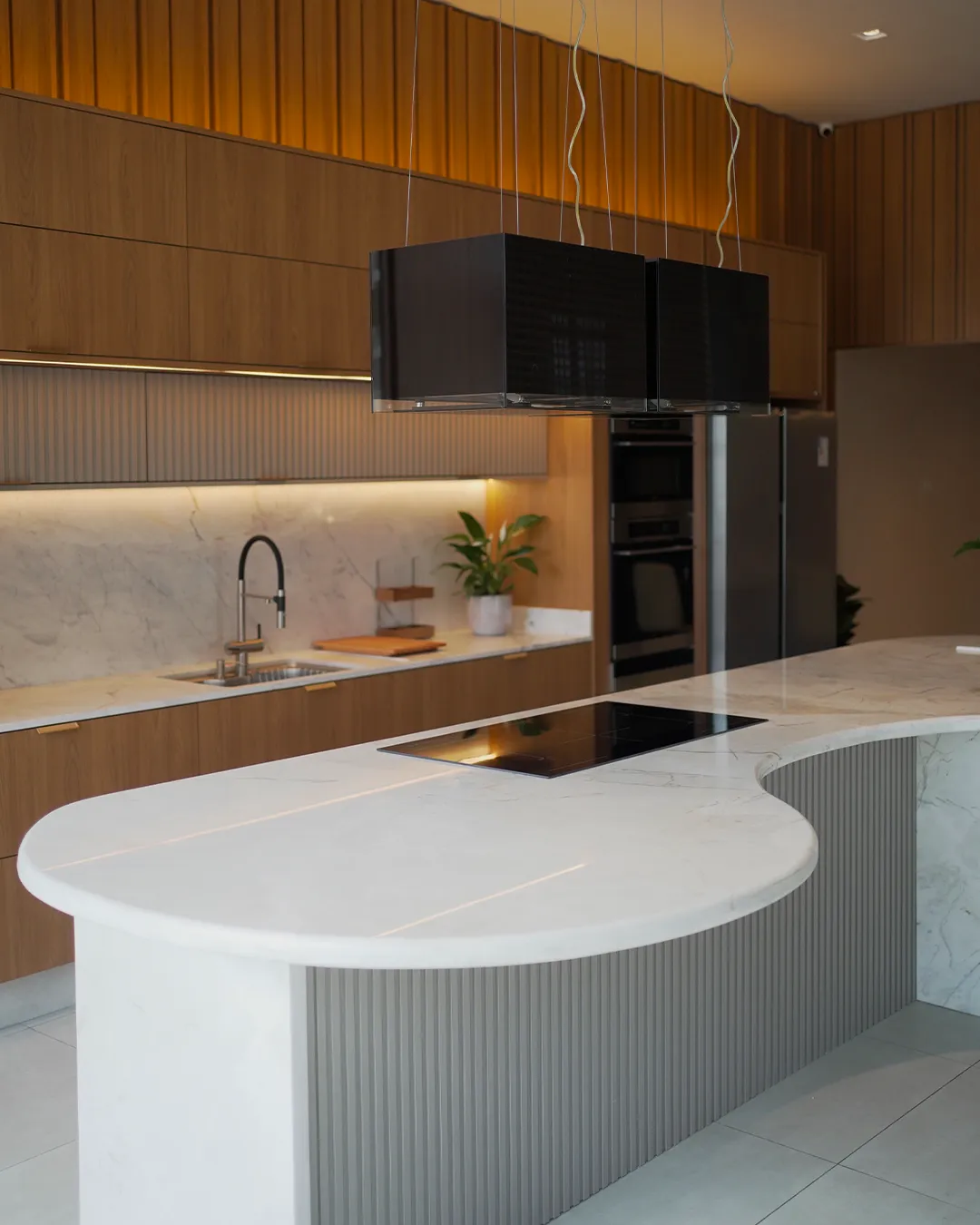 Ilha de cozinha curva com detalhes ripados