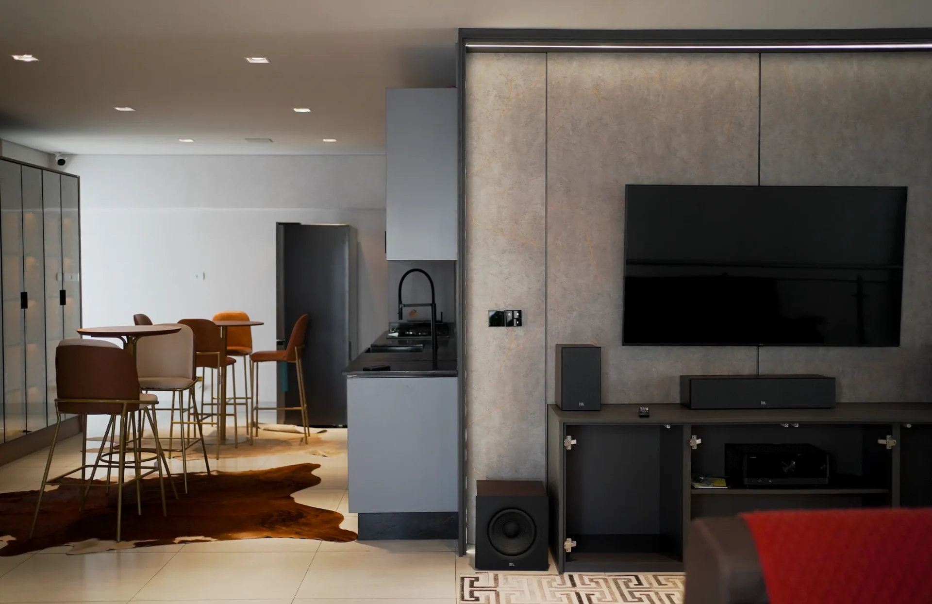 Integração entre sala de TV e cozinha planejada