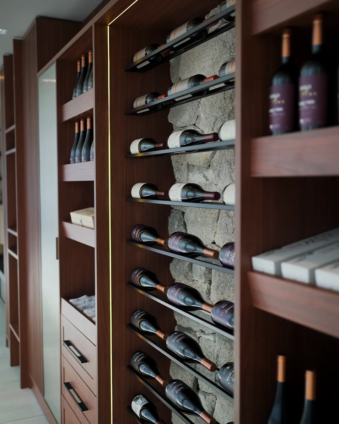 Adega planejada com iluminação de destaque e madeira nobre